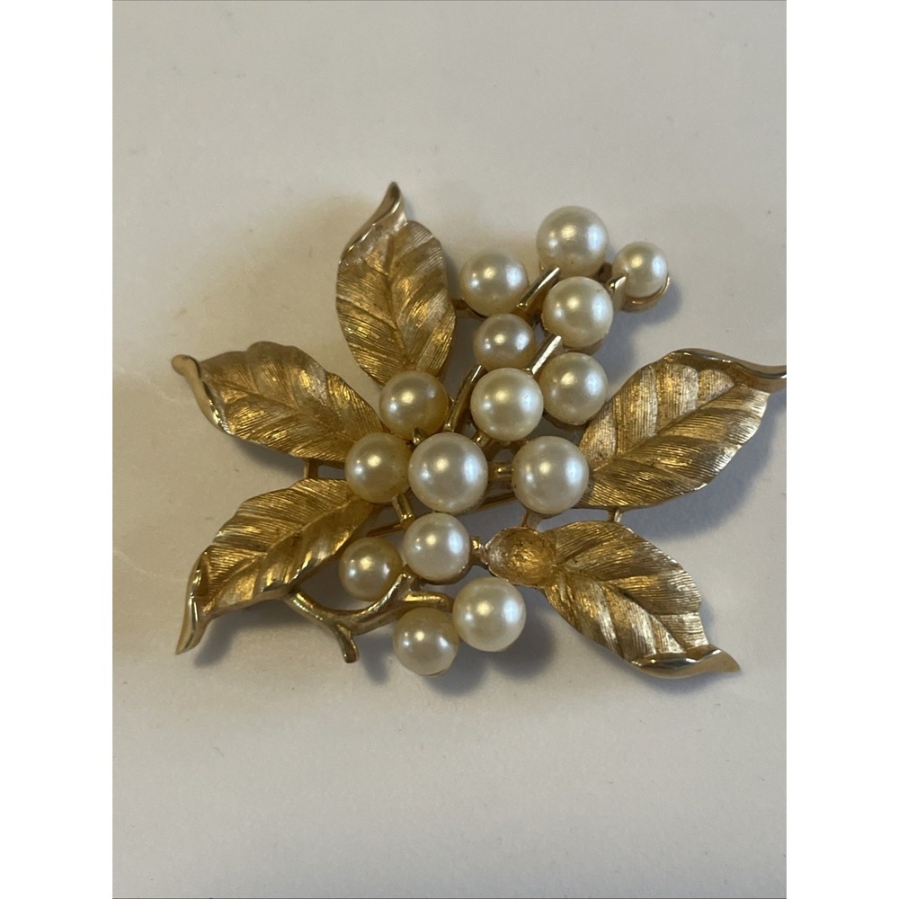Vintage Early Crown TRIFARI Brooch Gold Tone Grape Cluster Faux Pearls Statement